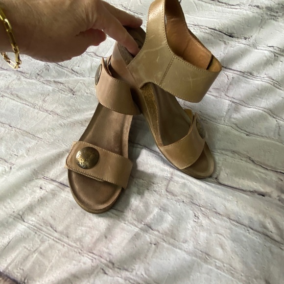 Taos Carousel Tan Wedges - Picture 13 of 16